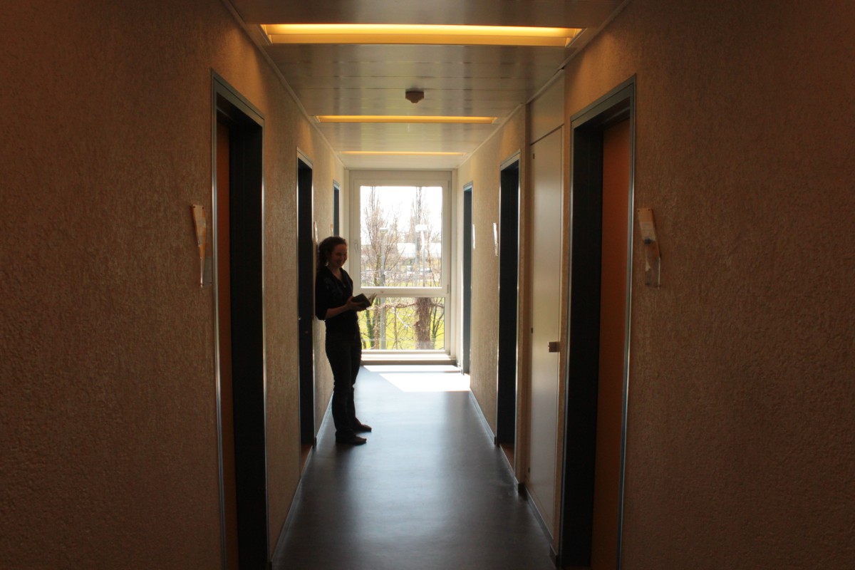 Myriam dans le couloir